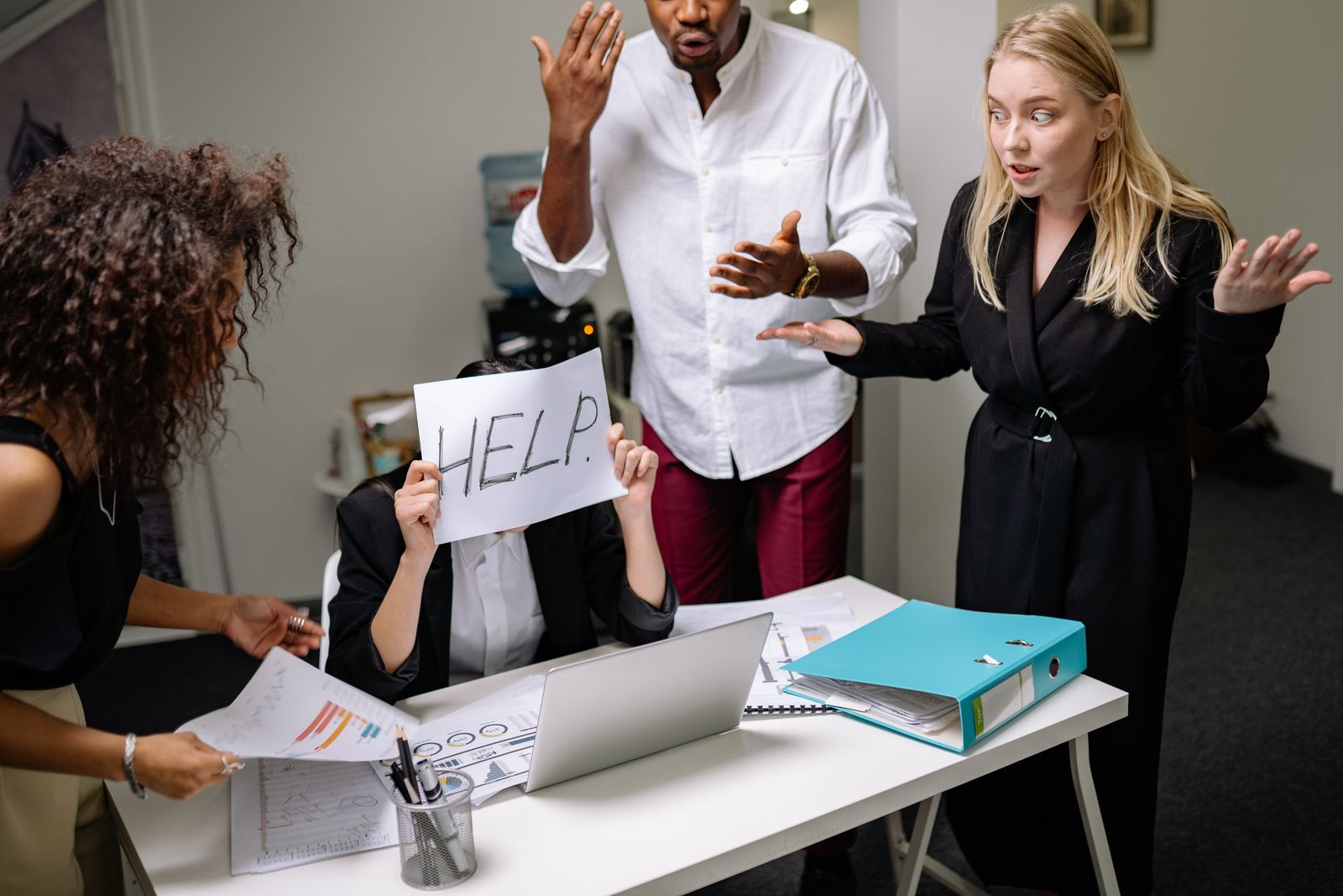 Une équipe discute des risques psychosociaux autour d'un tableau blanc dans un atelier